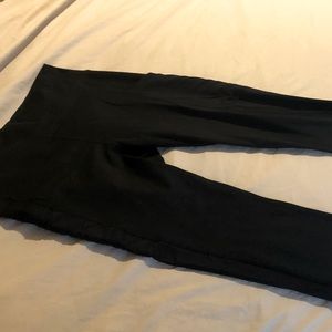 Fabletics Powerhold Capris w/mesh sides & pockets
